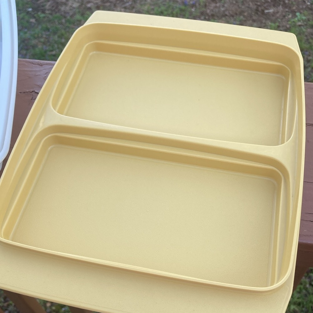 Tupperware covered serving tray - Picture 5 of 9